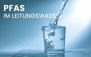 PFAS im Leitungswasser - Wasser wird in ein Glas eingeschenkt