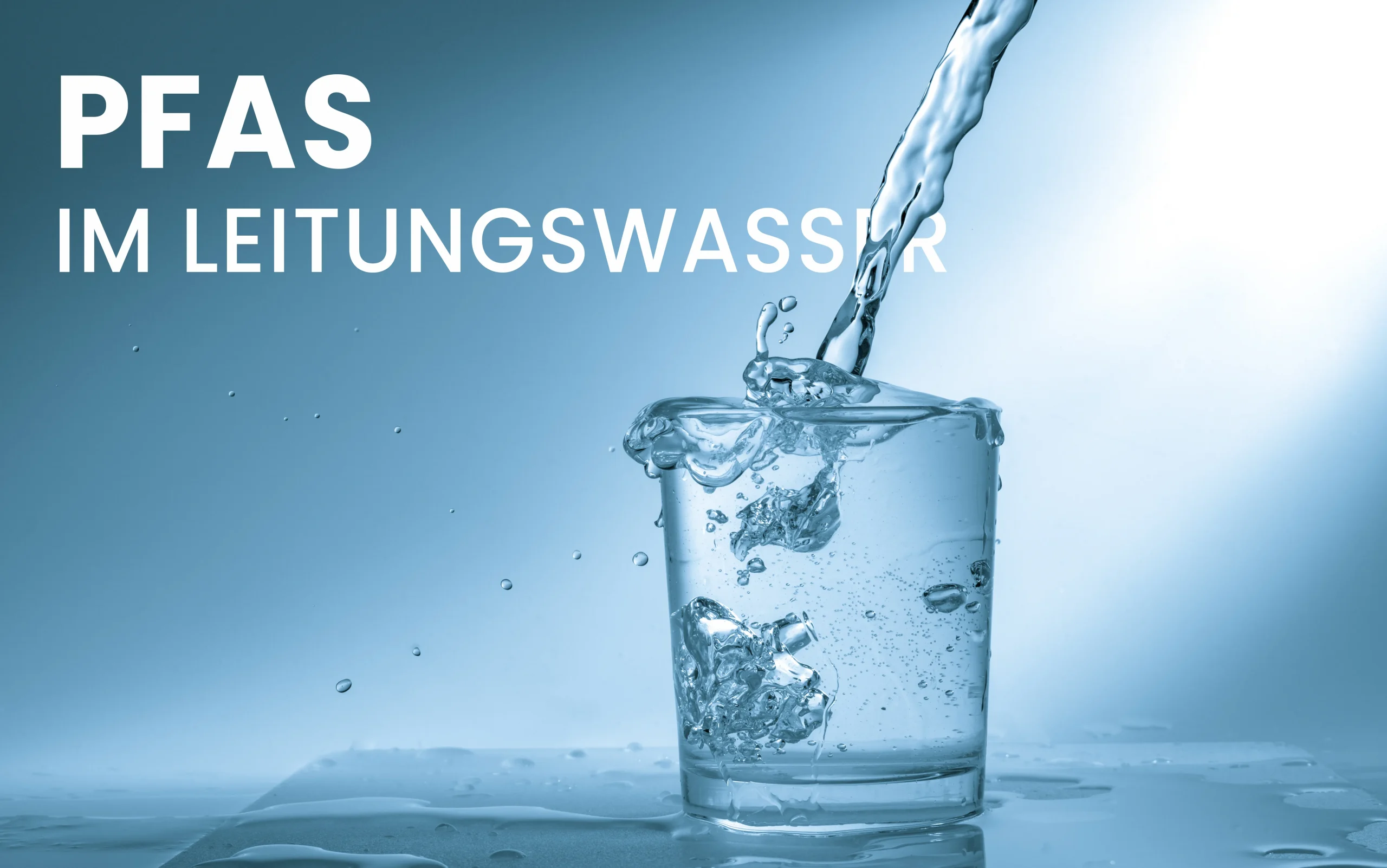 PFAS im Leitungswasser - Wasser wird in ein Glas eingeschenkt