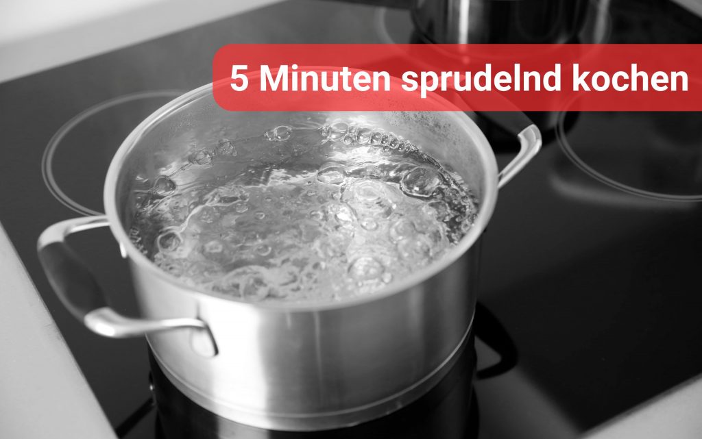 Bild von einem Topf mit kochendem Wasser. Beschriftung: Damit Wasser keimfrei wird, sollte es mindestens 5 Minuten sprudelnd kochen.